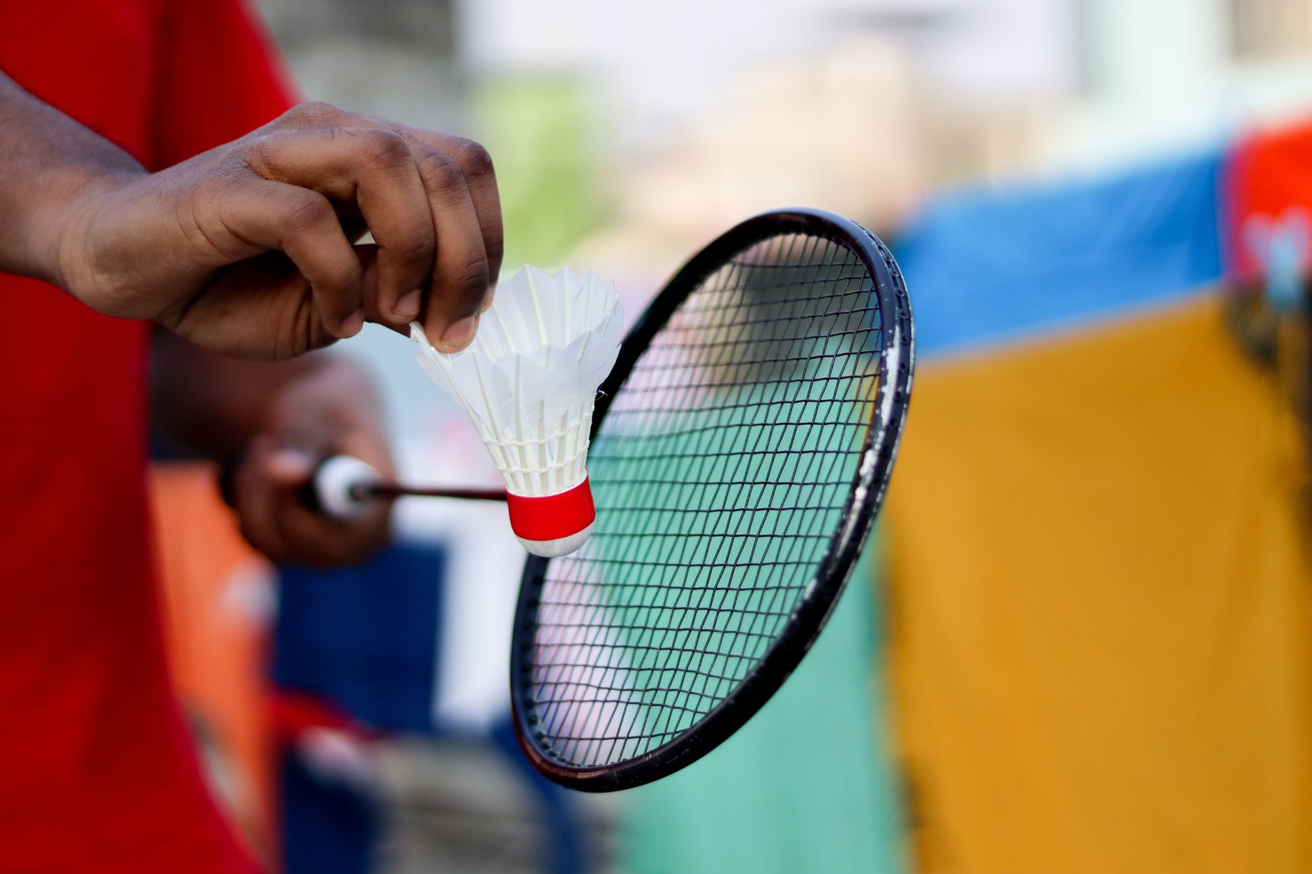 Gedung olahraga badminton modern dengan lapangan berstandar internasional, pencahayaan optimal, dan ruang ganti lengkap.